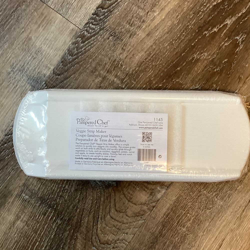 NWT-Pampered Chef White Vegetable Slicer